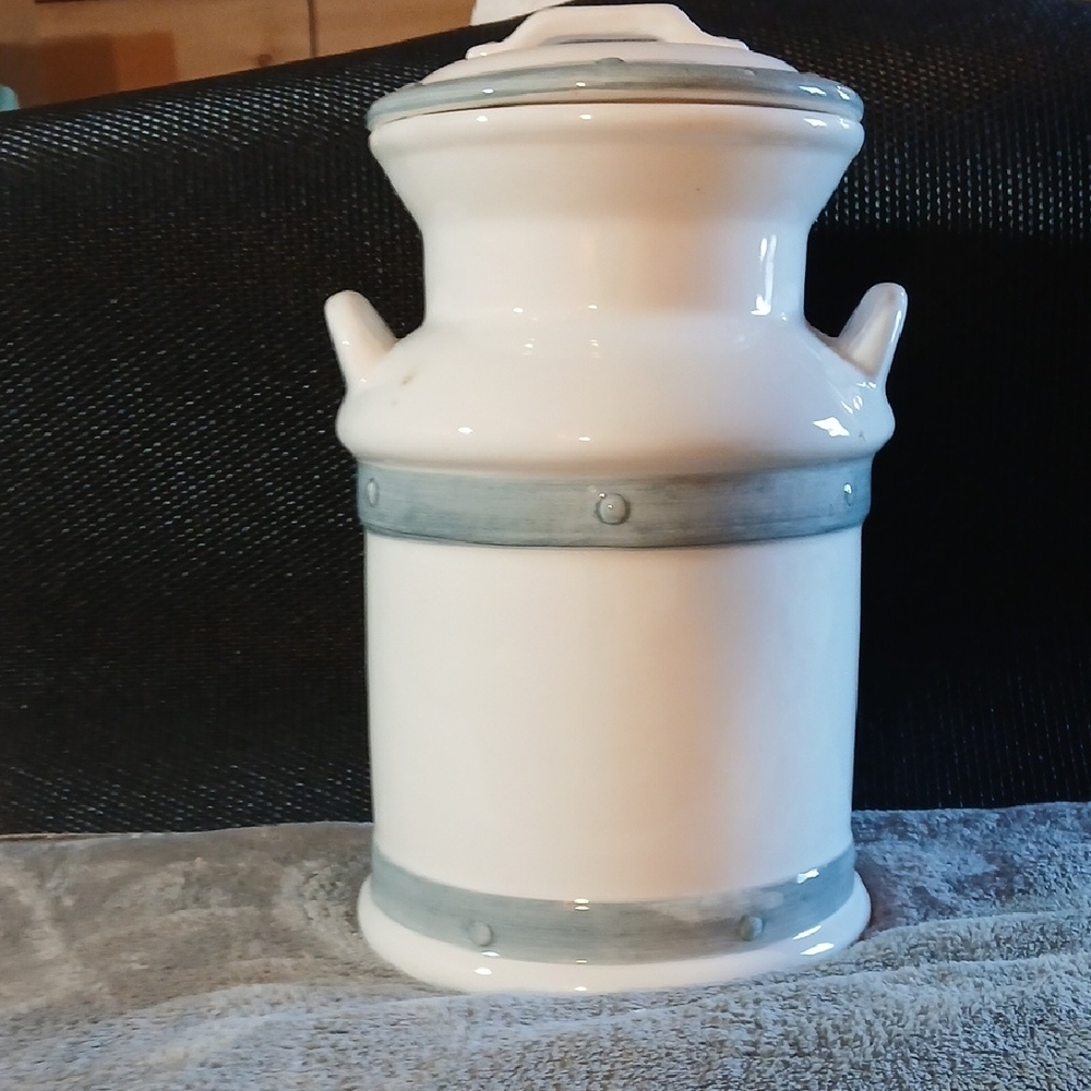 Vintage Ceramic Cookie Jar with Heart Design - Picture 3 of 9